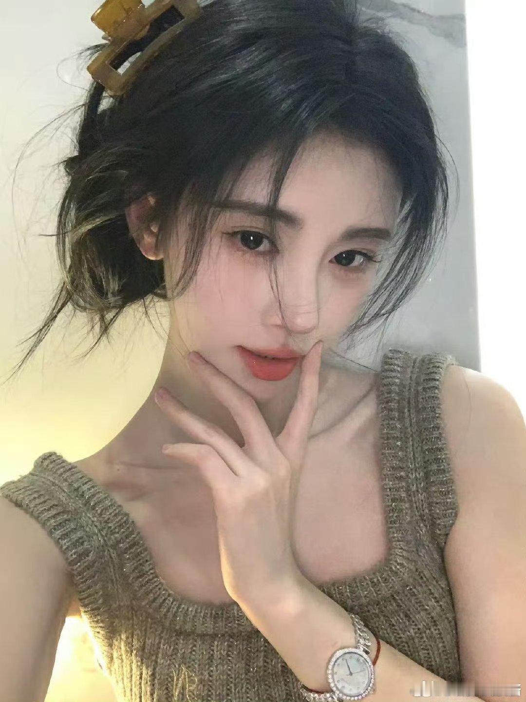 鞠婧祎蒂玮娜预热看见你23年品牌主动认领25年才官宣代言就为你感到不公 品牌可能