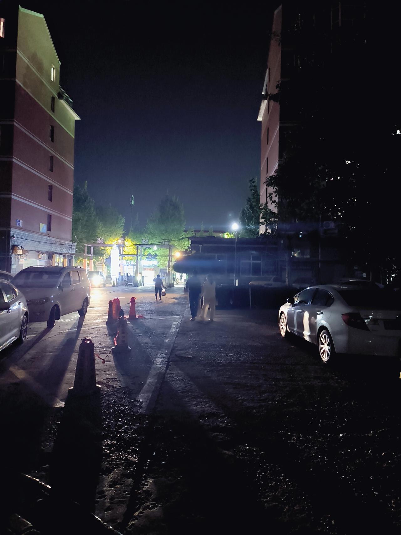 到底是谁规定了，人活着必须在“没饭吃”和“有苦吃”之间二选一？
 
我们明明只想