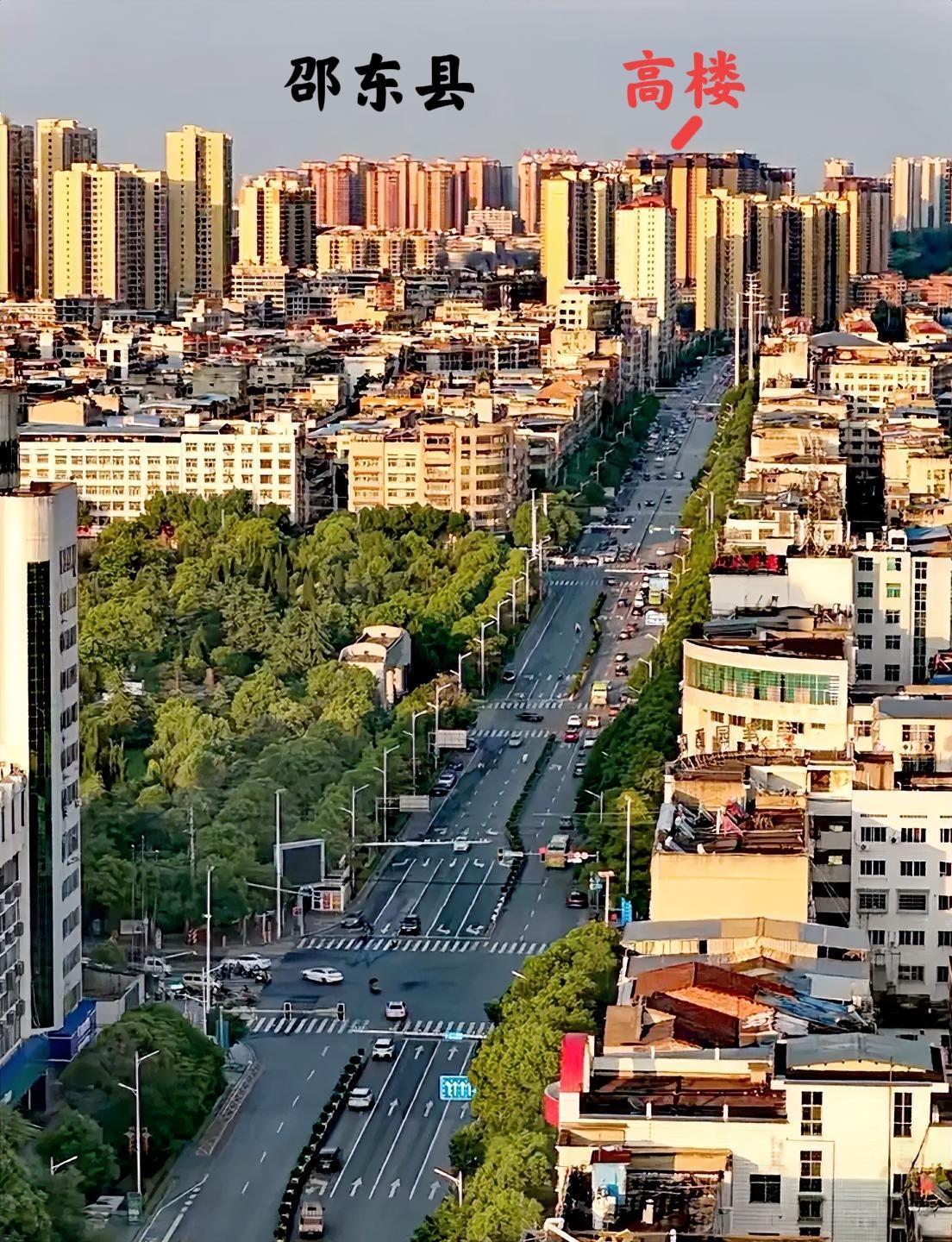 邵东县城，这几年的高楼确实发生了天翻地覆的变化，多年以前，在图上这个地方经过的时