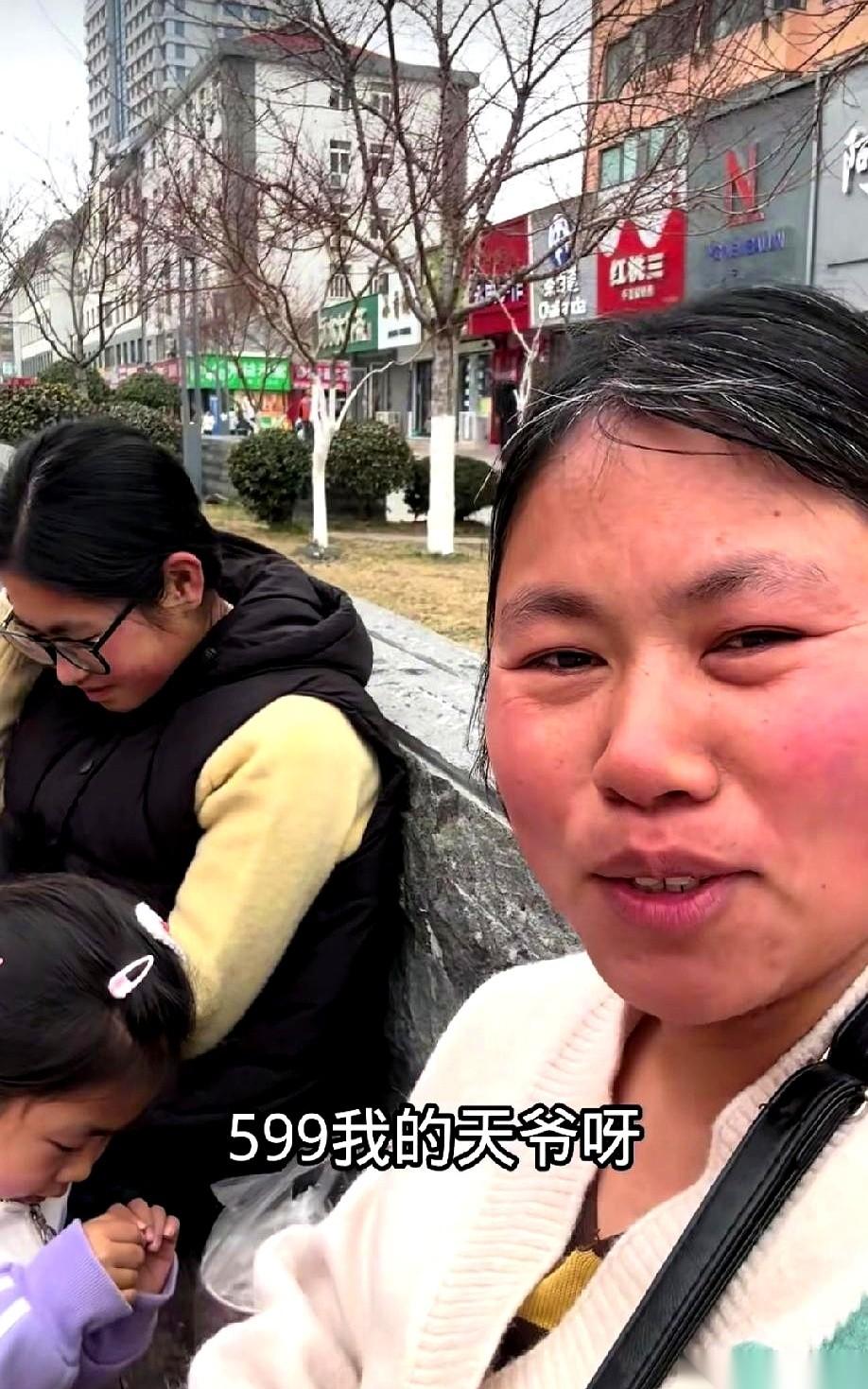 母亲纠结后买下

不知当贬抑当夸，
一双鞋子难穷家。
价格不菲近六百，
是否值得