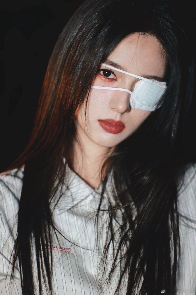 #周也炸火花# ​#周也抬眸眼神杀#周也炸出绚烂火花，那瞬间仿佛照亮了整个世界。