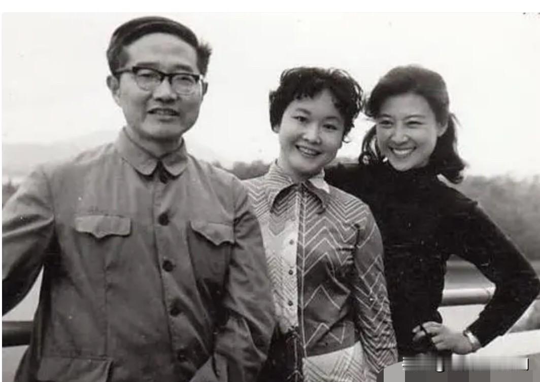 80年代，上海黄浦江边留下的一张珍贵合影。男的是声乐教育家金铁霖，右边是著名演员