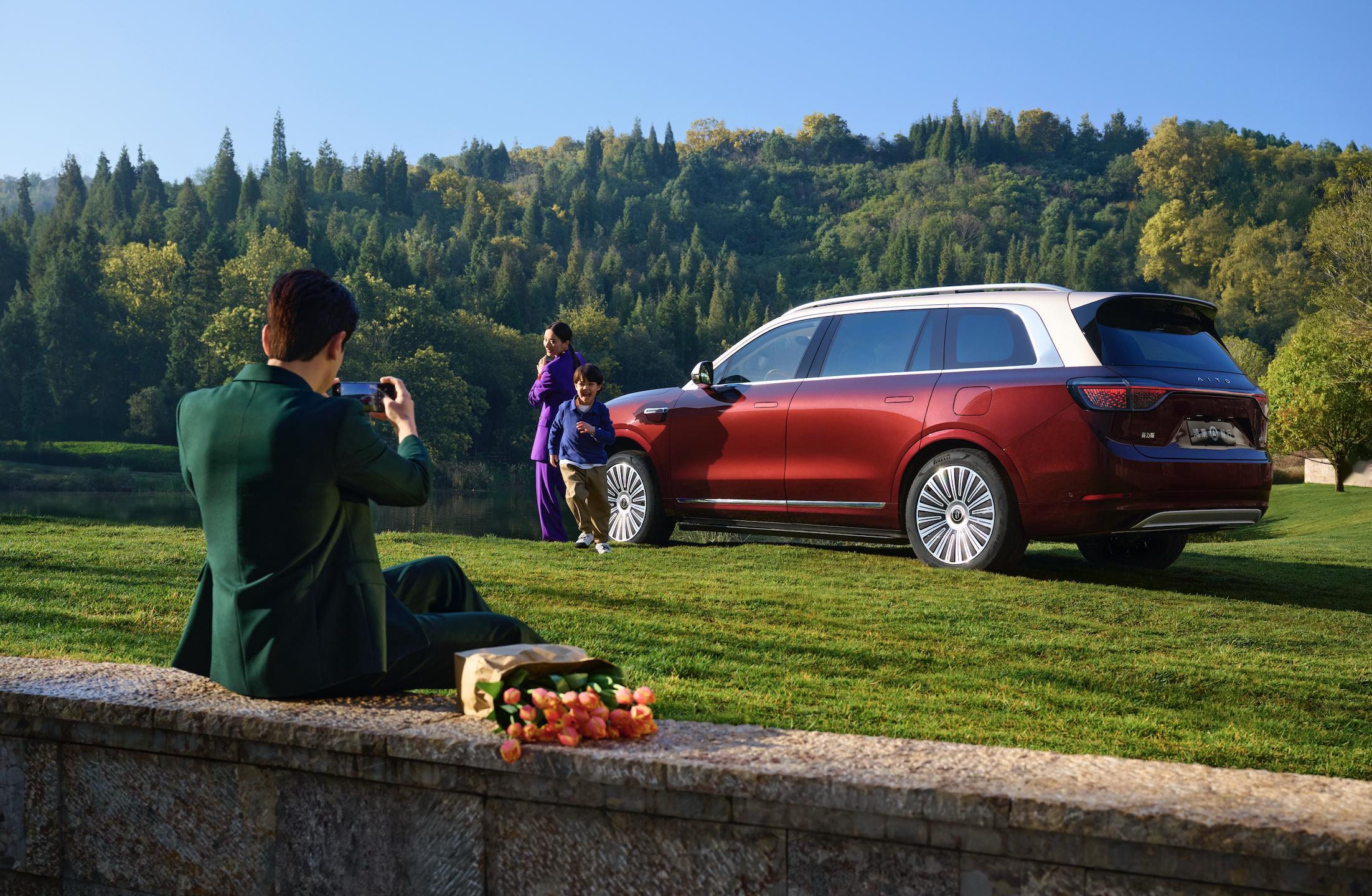 最早让我注意到M9这款车，是有位老客户把奥迪A8卖给我们，就为了置换问界M9。一