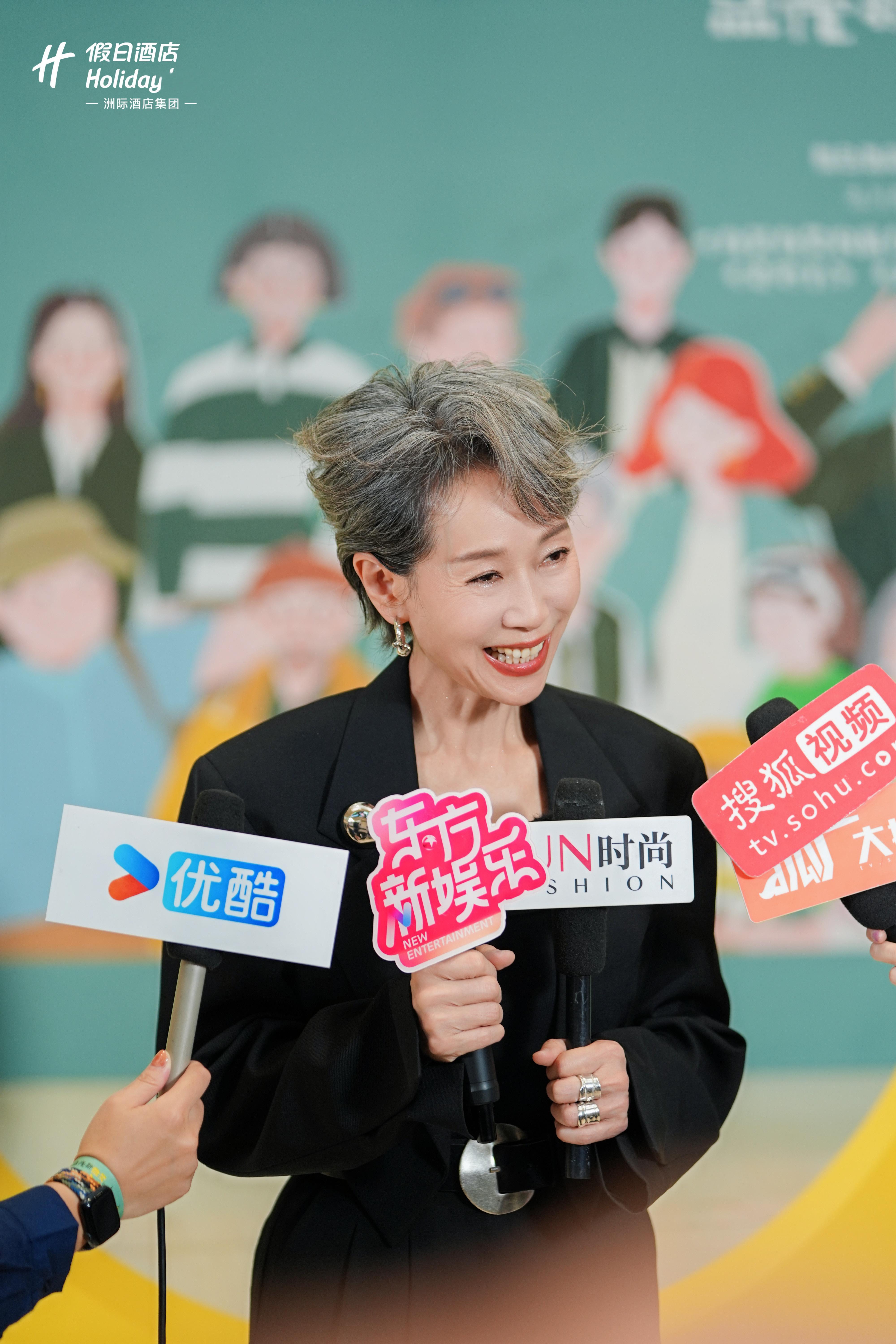 朋友们，今天我去参加假日酒店在华50周年微笑点亮盛典，居然见到了叶童姐本尊！不得