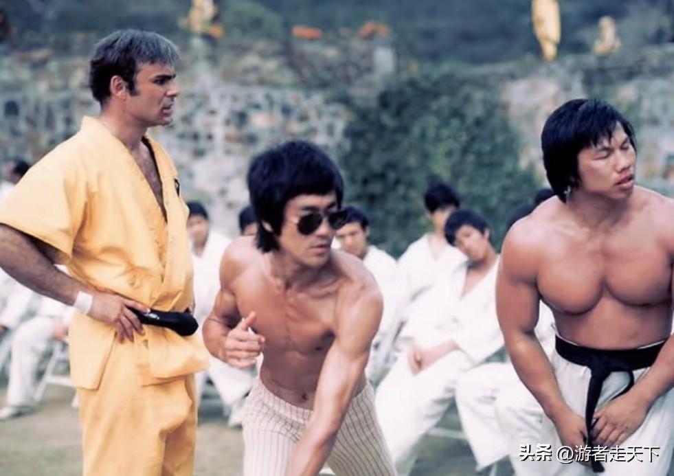 电影《龙争虎斗》拍摄期间，李小龙在演示打斗动作，李小龙的个子不高，大约1米7，体