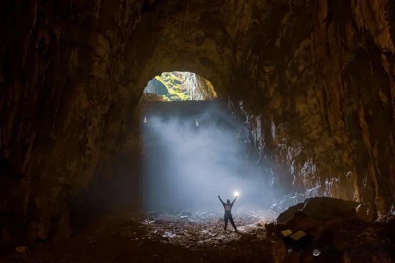 土耳其中部出现近700个巨大天坑 路透社报道，土耳其中部农业区出现近700个巨大