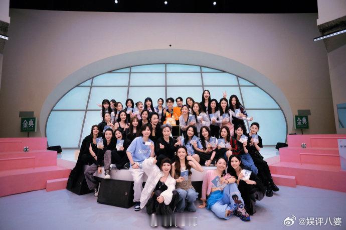 浪姐全员手持齐思钧新书大合照5月3日《乘风2025》浪姐们手持齐思钧新书庆生，全