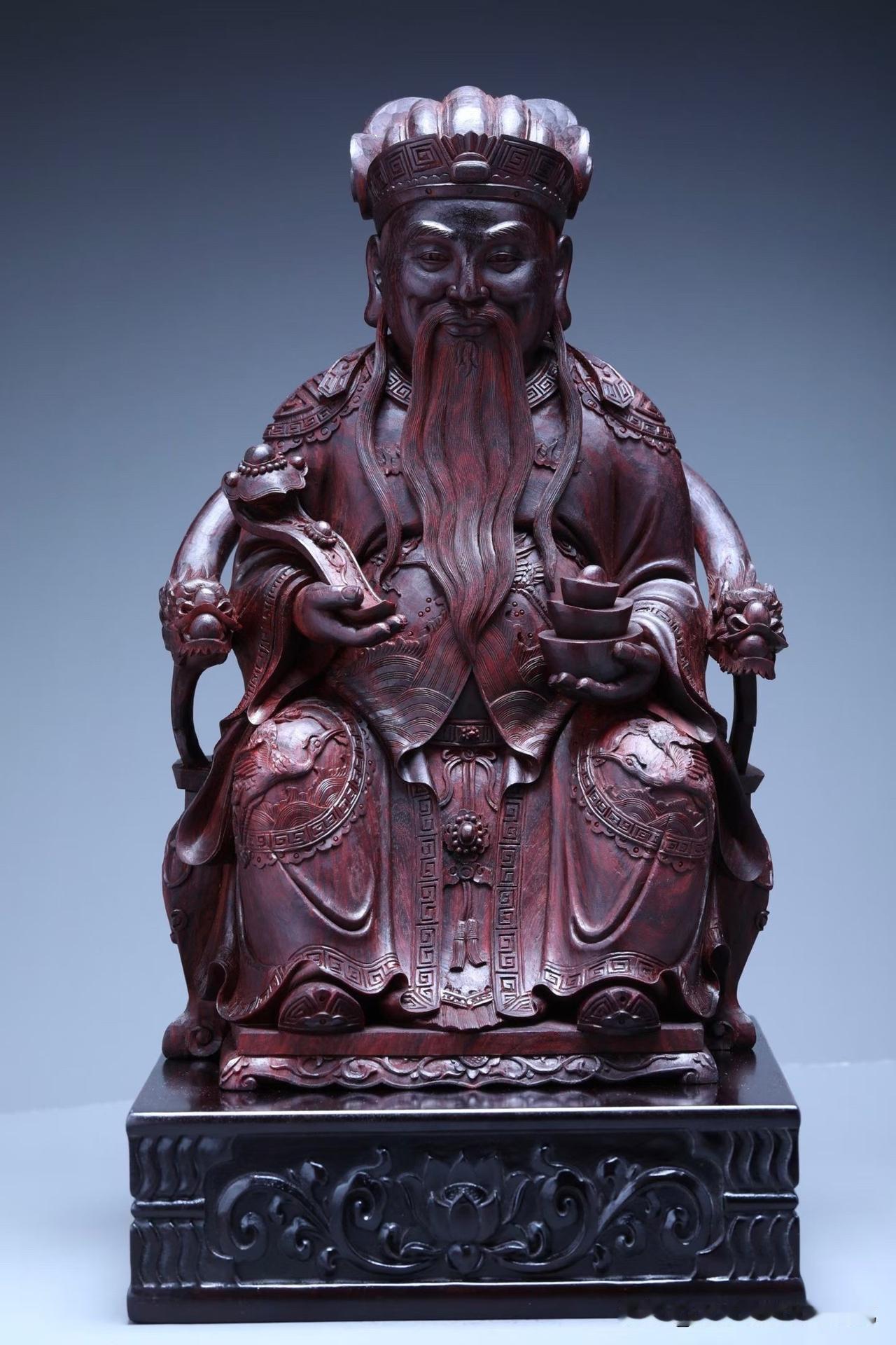有人喜欢财神的富贵气，有人喜欢弥勒的欢喜相，而土地公身上，却多了一份贴近人间的温