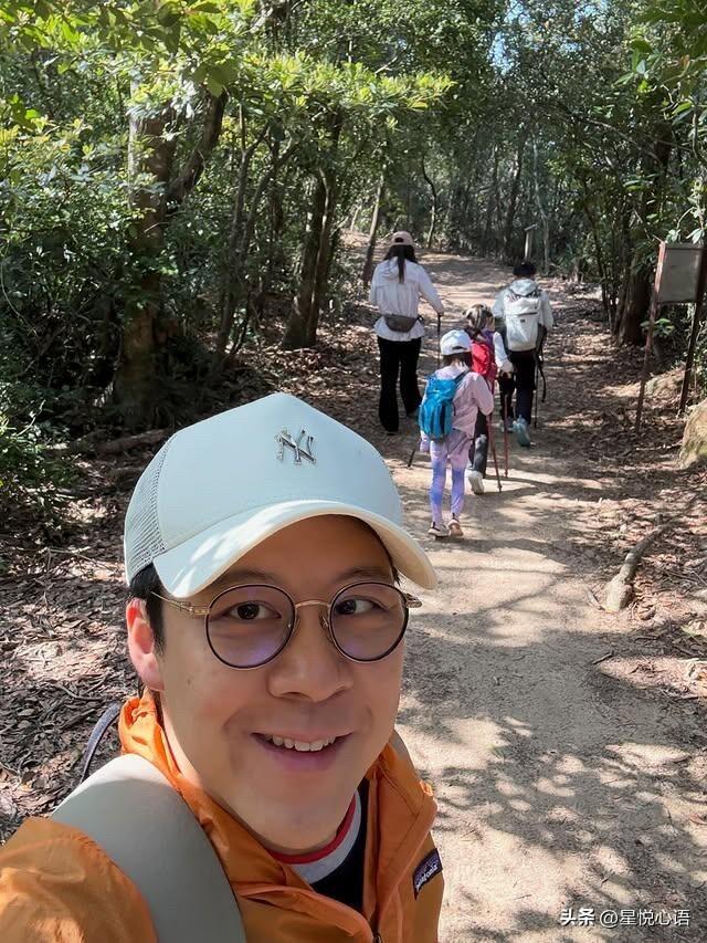 终于明白为啥霍英东老爷子说郭晶晶是下嫁了。
近日郭晶晶霍启刚带全家爬山的动态，越