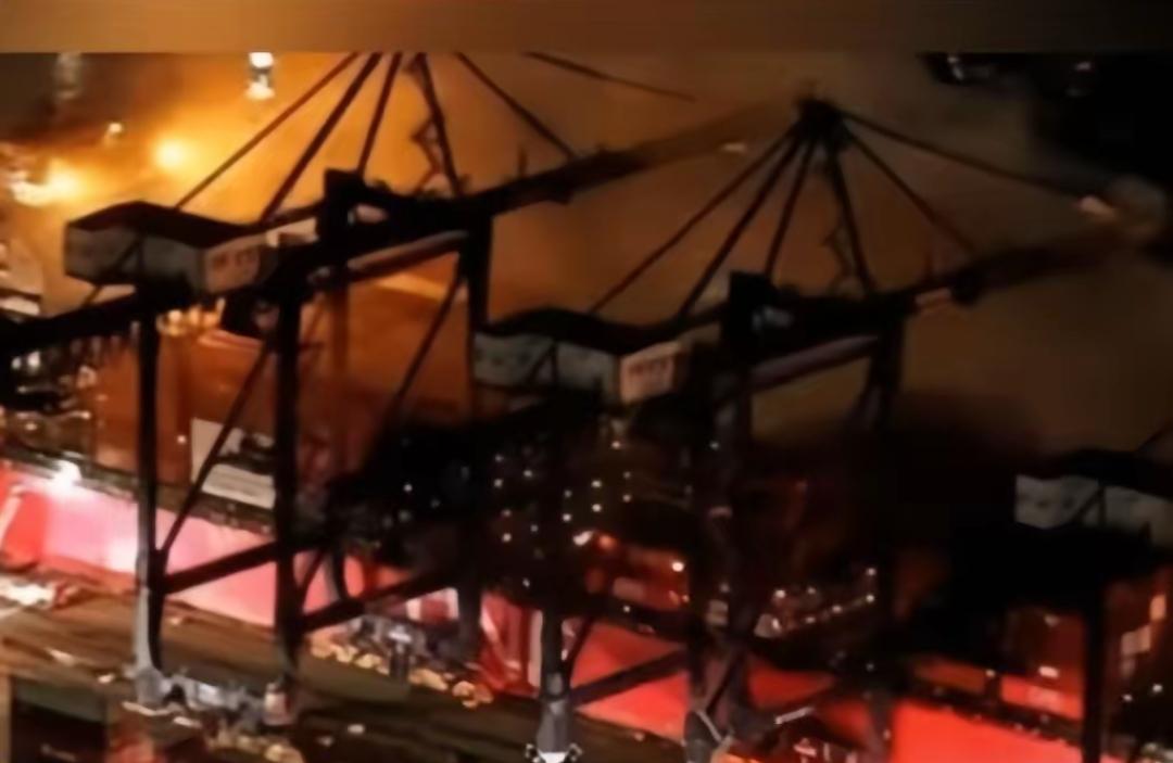 东京到洛杉矶的货船，怎么就炸了呢！砰的一声巨响，东京开往洛杉矶的货船炸了，都已经