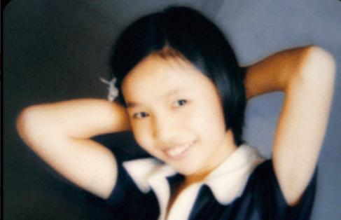2005年，北京某辆公交车上，上演着骇人的一幕，售票员死死掐住一个十几岁的女孩，