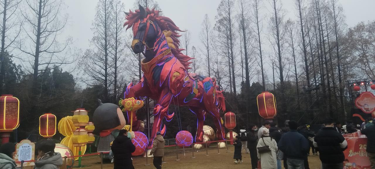 今年冬天的不同，今年的新年第一天，就迎来了2026年的第一场雪；今年冬天的不同，