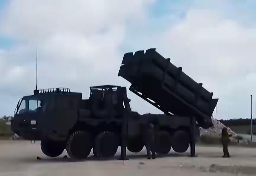 日本正搞二战后40年来最大规模军事建设，防卫预算连年猛涨，五年合计超43万亿日元