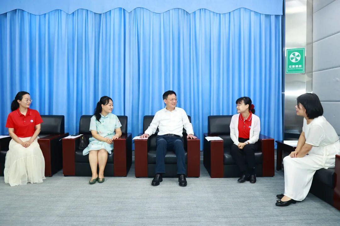 市领导重视教育：看望慰问全市优秀教师代表
         7月3日，市委书记王