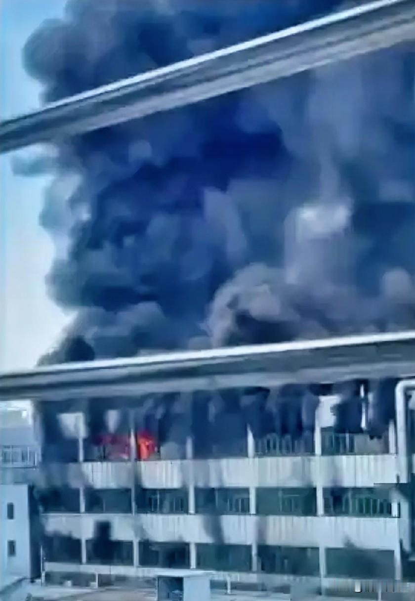 晋江那家鞋厂出事了，不是机器出事了，而是人出事了。

早上还在群里吆喝着让工友帮