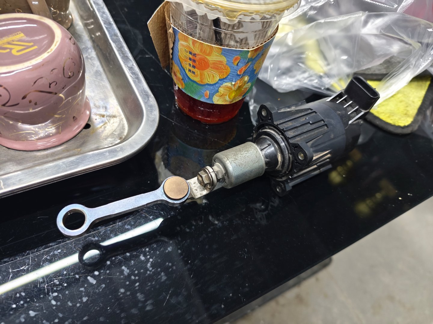 上次坏的就是这玩意。10号冲刺赛，先过来修修车。本来是银色，这都烤蓝了。[允悲]