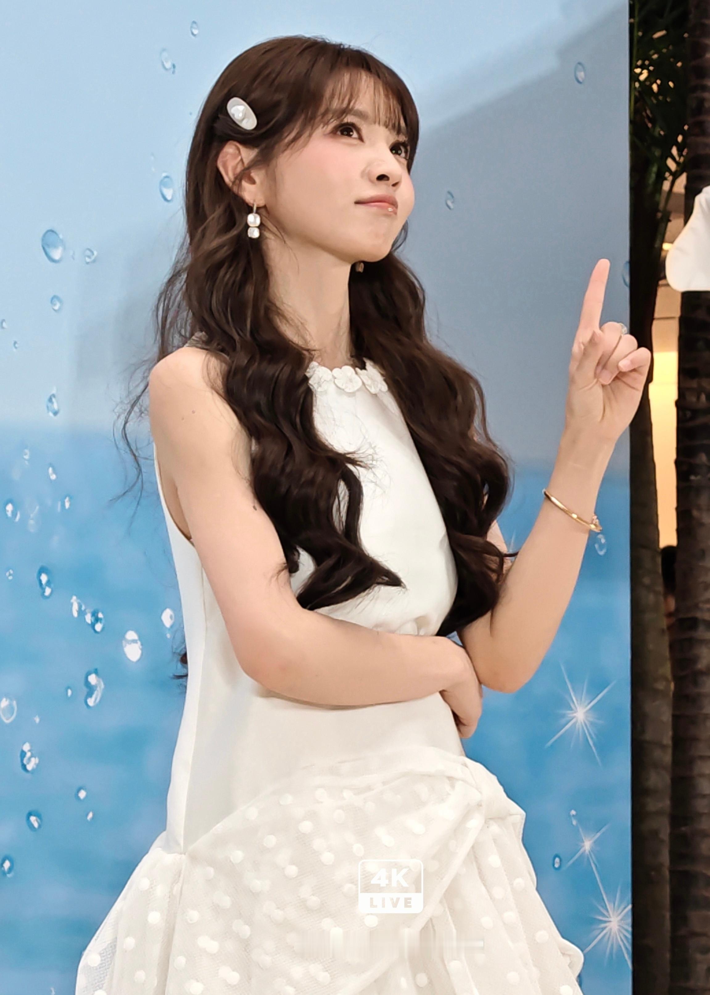 田曦薇 不吃拍照角度压力田曦薇 就是这么美，小田见面会实况图，拍出来的 
