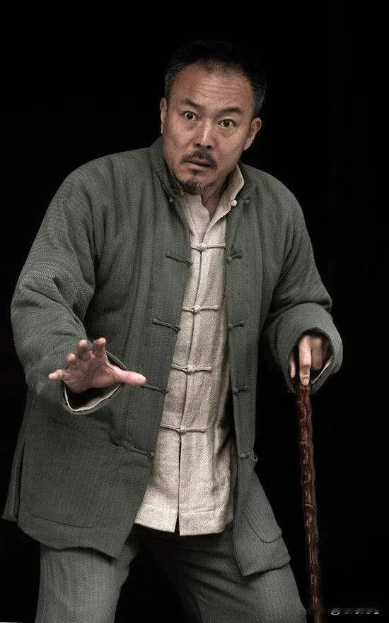 著名影视演员，话剧演员，谢园说：我和张丰毅是大学同学，他给我最大的印象就是天天锻