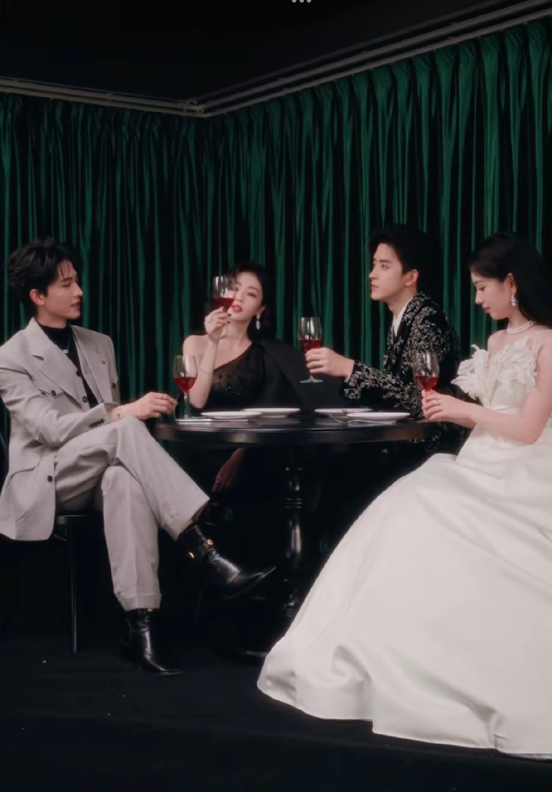 白鹿敖瑞鹏代露娃常华森举杯对视视频白鹿敖瑞鹏代露娃常华森举杯对视白鹿敖瑞鹏代露娃