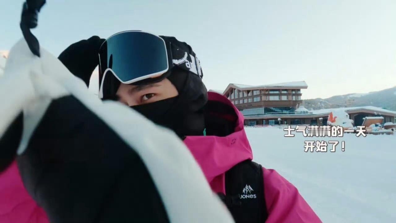 半个娱乐圈都来滑雪团建了哇塞，这是咋啦？怎么这么多明星都来滑雪团建了，看来喜欢滑