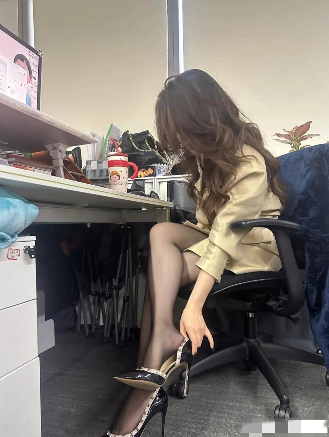 买的鞋子肯定是大了，一会儿就掉￼网上买真的不靠谱