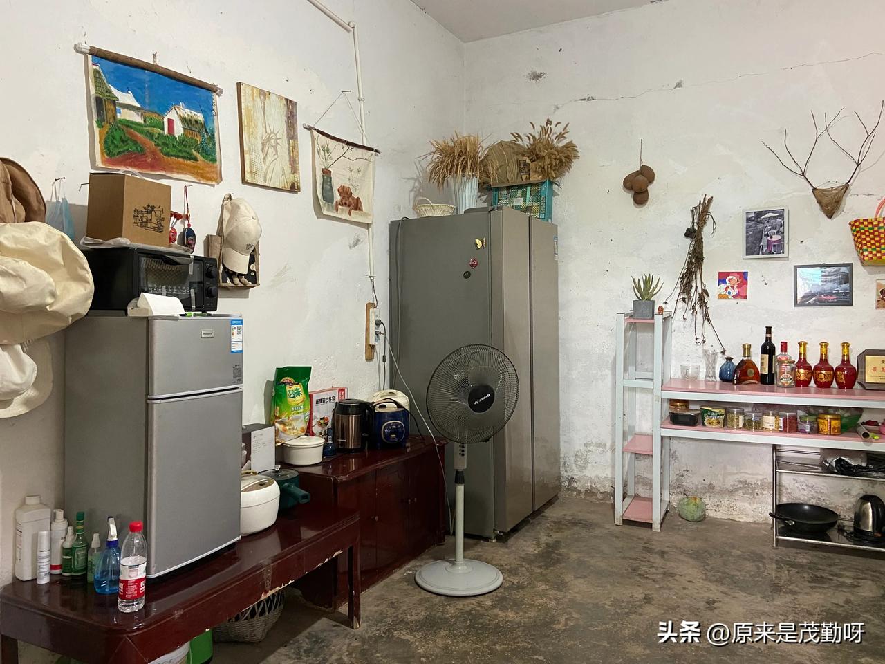 我已经把楼下三个房间租出去了，中间堂屋和旁边的两个房间，一个房间带空调，夏天比较