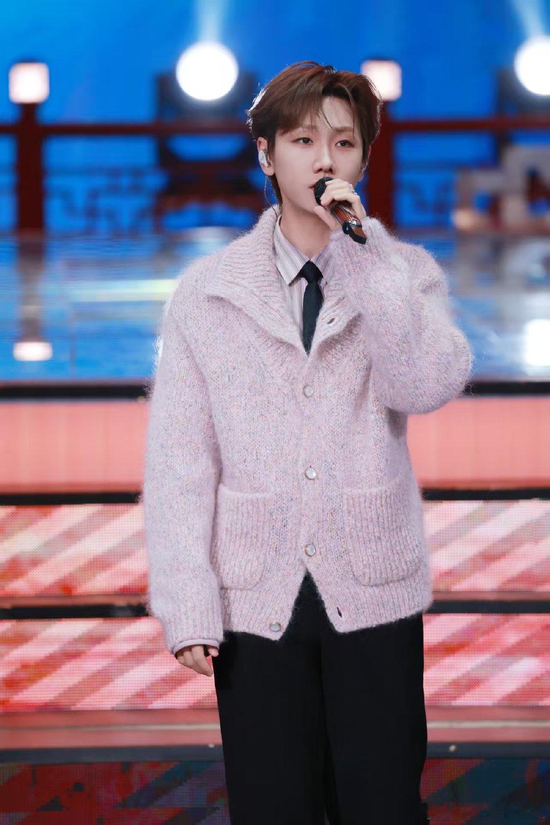 汪苏泷给辽宁春晚开了个甜头辽宁春晚 这哪里是唱歌，分明是发糖！汪苏泷的粉色造型太