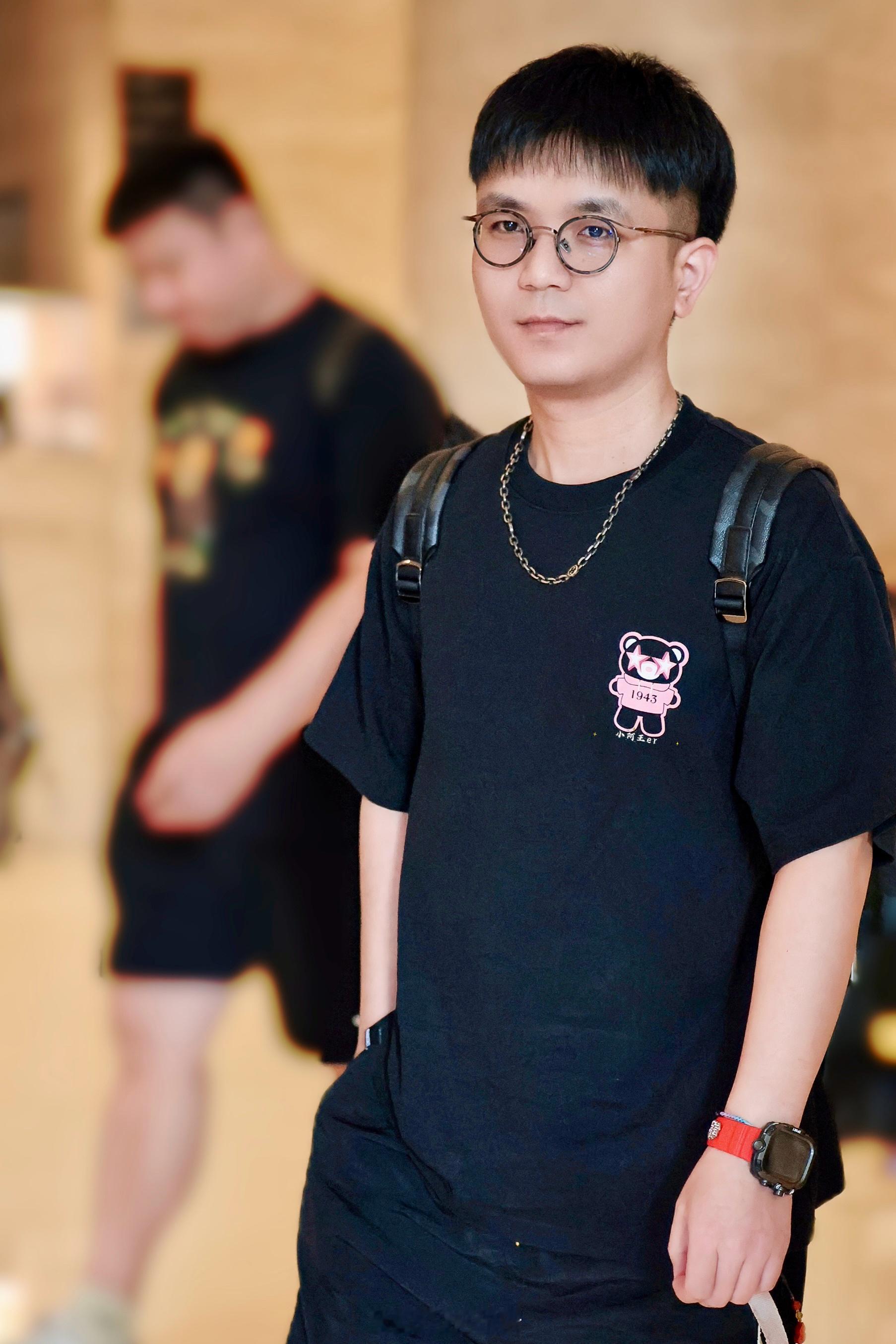 王霄颐  王霄颐 每一刻都像永远. 💌📍2026.6.21 • 广州📸宝藏