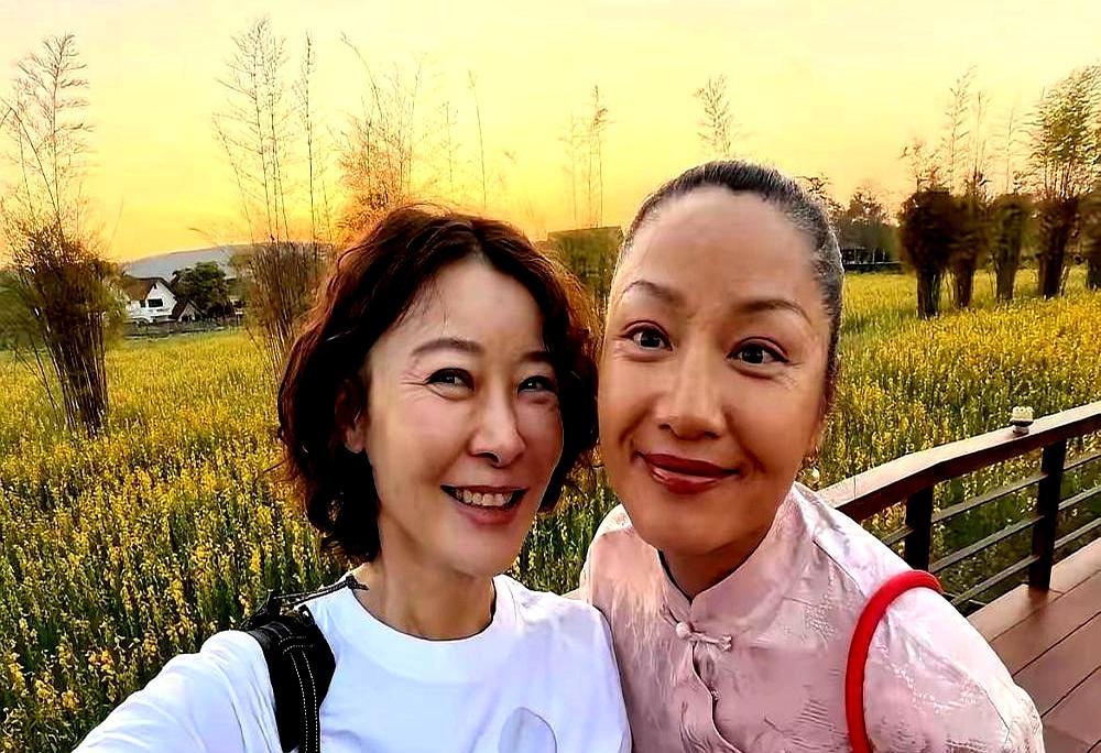 李亚鹏的前任和前前任，瞿颖柯蓝，春节在清迈同框了。
 
柯蓝镜头下，瞿颖一张巴掌