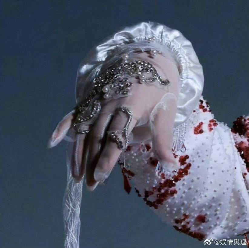 张远回应自己手小抓财 元宝姐姐的眼神太毒了！酷帅暗黑出发图里，愣是精准锁定塞不满