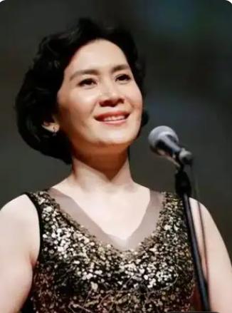 25岁成婚，丈夫一句“你演那些搂搂抱抱的戏，我脸上挂不住”，她便放下事业当了八年