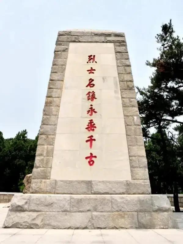 1947年，女战士孙瑞兰被敌人架在灶台上用火烤身子。随后，敌人又将她扔到烧红的大