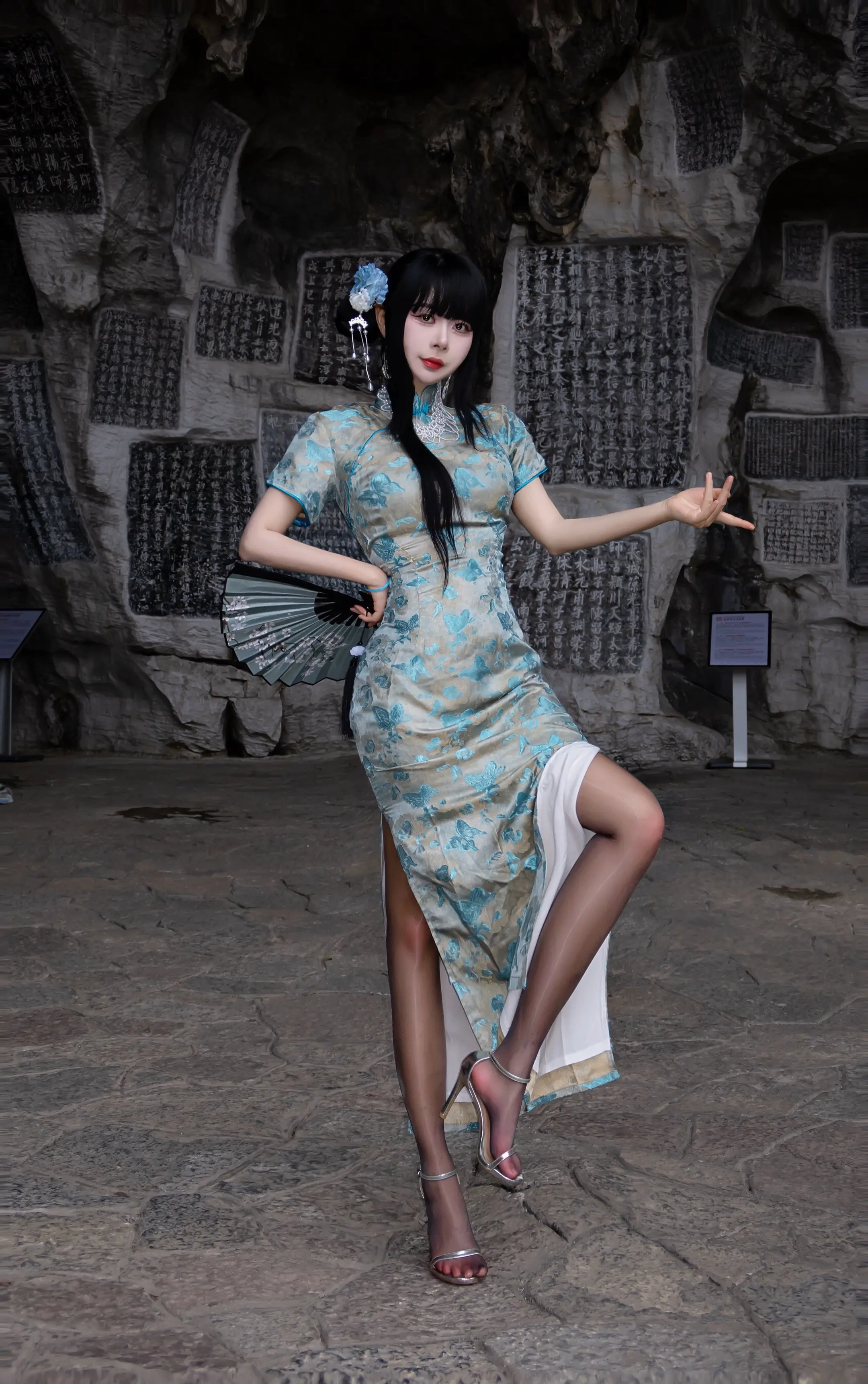 美人不是凡胎生 应是仙器灵长成