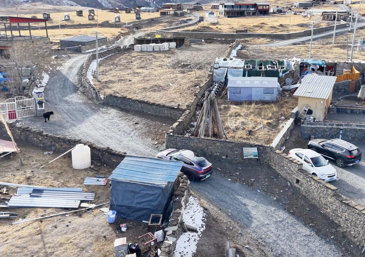 辅助驾驶技术的发展不断推动着汽车行业的变革，而鸿蒙智行则在这一进程中引领潮流。在