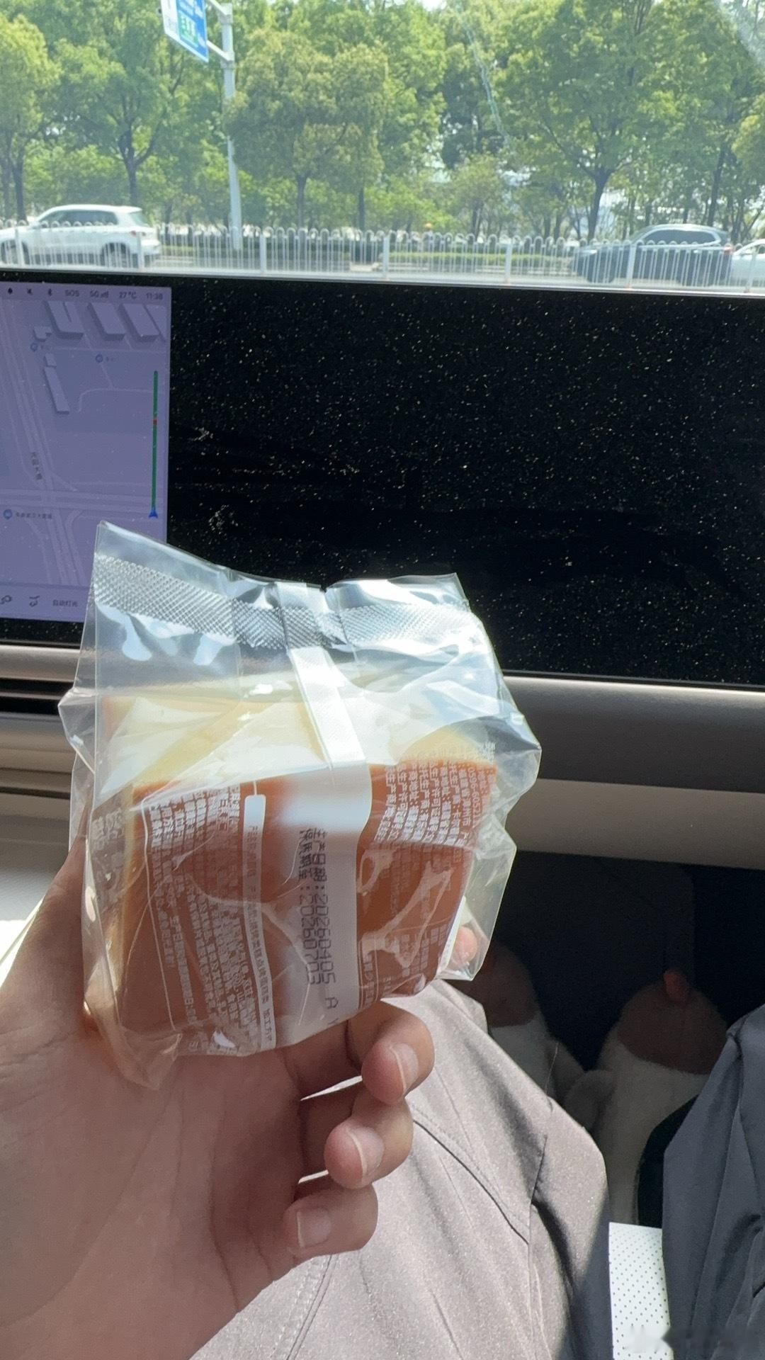 又是忙碌的周末刚从汉阳看完MINi现在又去光谷看奥迪A3武汉真的太大了来回都是一