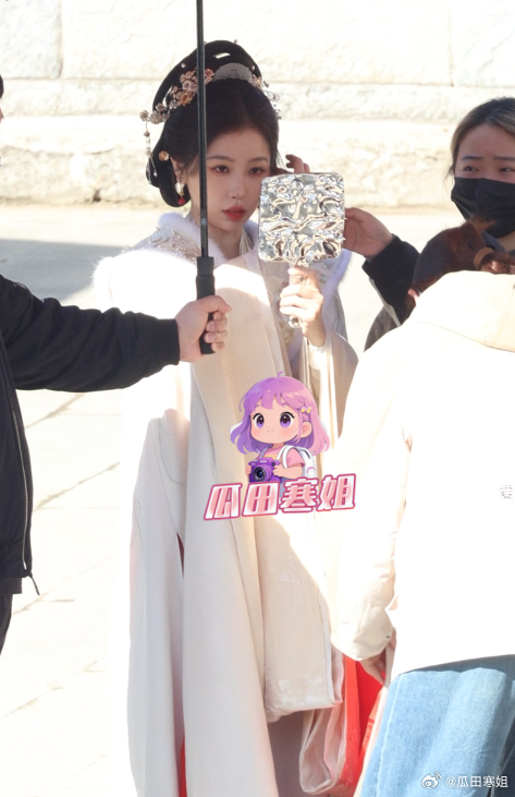 虞书欣状态 虞书欣这是脸崩了？候场时，虞书欣手拿镜子，仔细地检查自己的妆容，不停