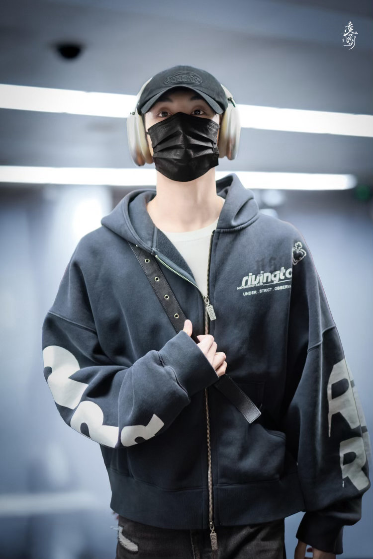 董思成出发柏林机场路透 低调随性的机场造型，掩不住挺拔气质。启程柏林进组《太阳雨