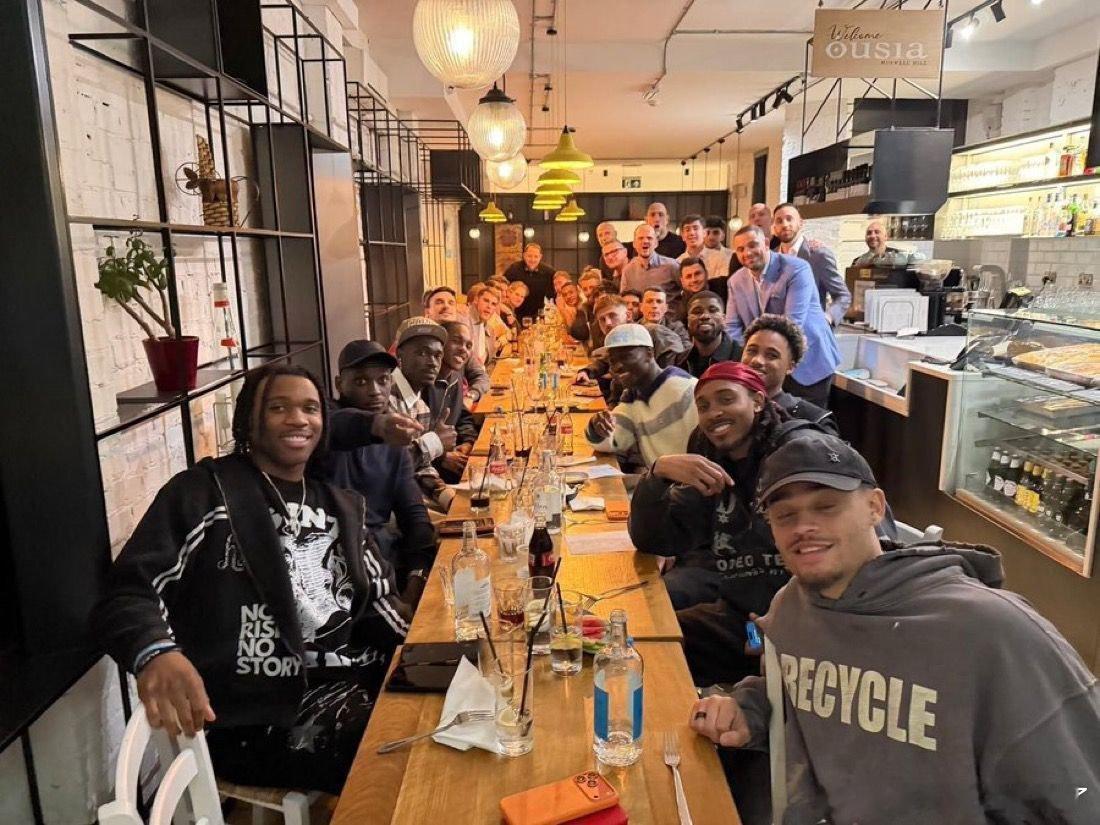 热刺团建克罗地亚籍教练图多尔邀请全体热刺球员共进晚宴，目的是为了更好地了解队员，