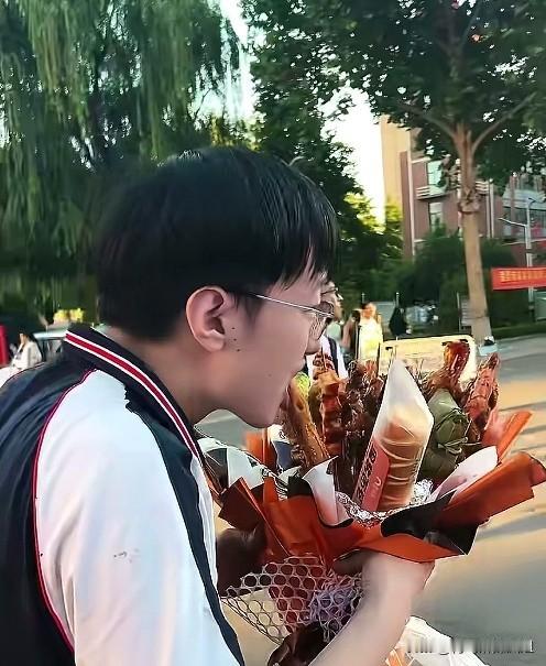 这束“烧烤花束”，才是高考结束最懂少年的浪漫。
高考结束，各式鲜花装点着离别的校