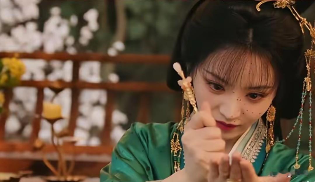 田曦薇新宅斗剧《嫁金钗》，一人分饰两角，一个角色演疯批，另一个角色也演疯批，演技