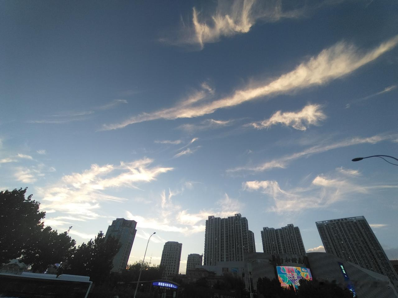 盛夏的蝉鸣已经远去，初秋的风还不凉，正是人间好时节。

“金风玉露一相逢，便胜却