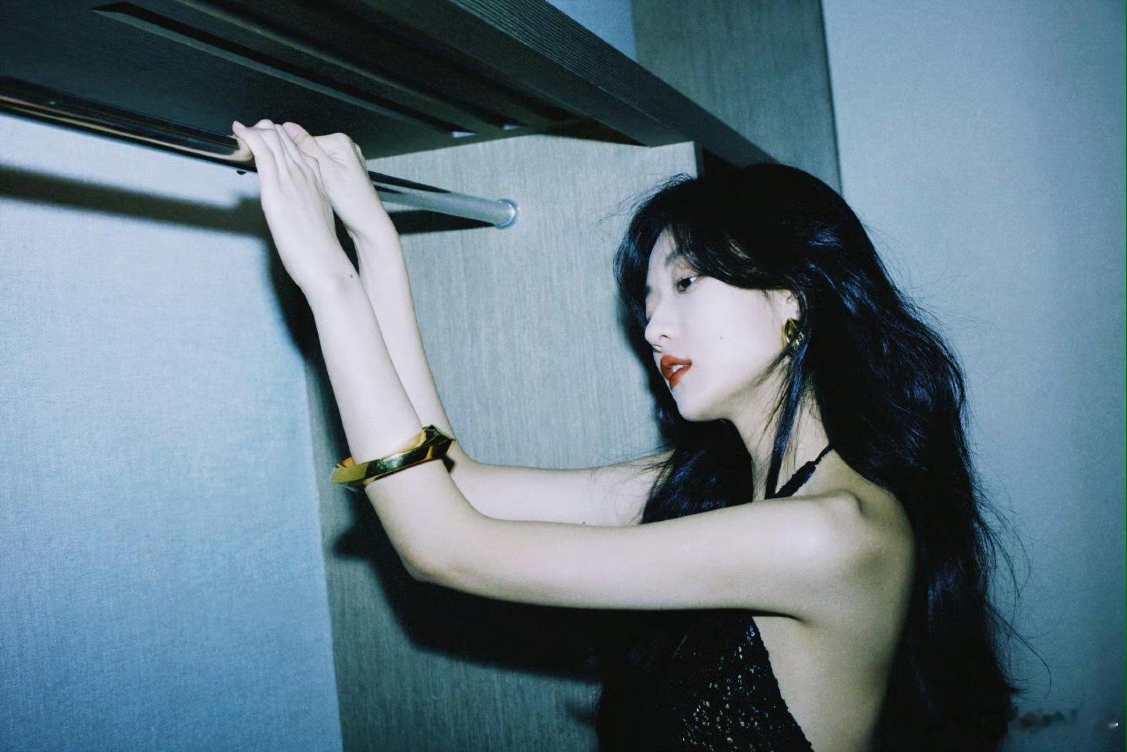 孙千腿好长 孙千的腿长得令人惊叹，完美的身材比例让人惊艳到不敢相信，真是让人忍不