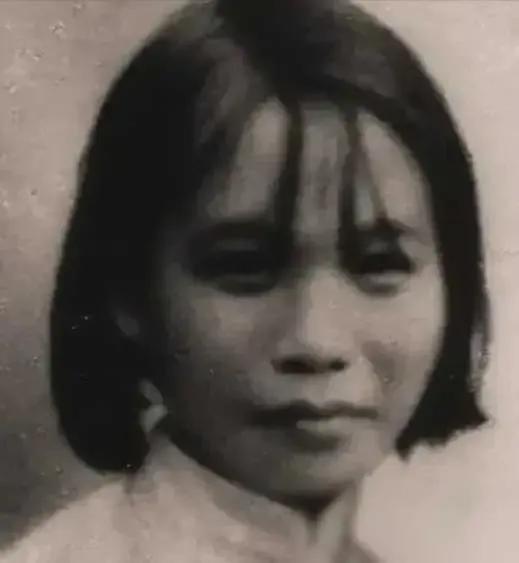 1943年，日军将许如梅捆绑在树上，锋利的刀子在她身上游走。然而，就在日军无耻地