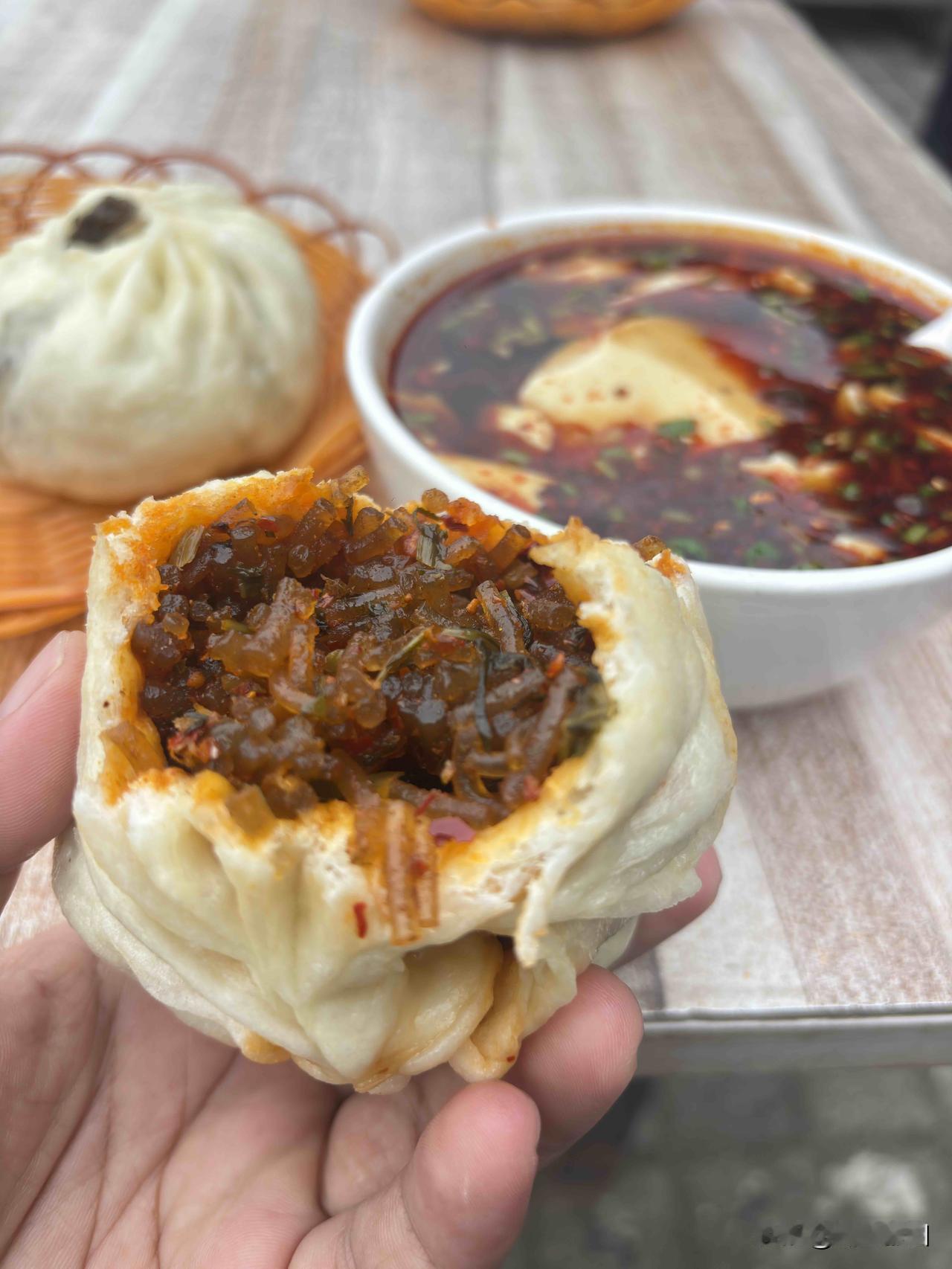 蓝田向阳大院外面的小冯包子，开的时间挺久的，生意不错，经常来这里吃包子，现在县上
