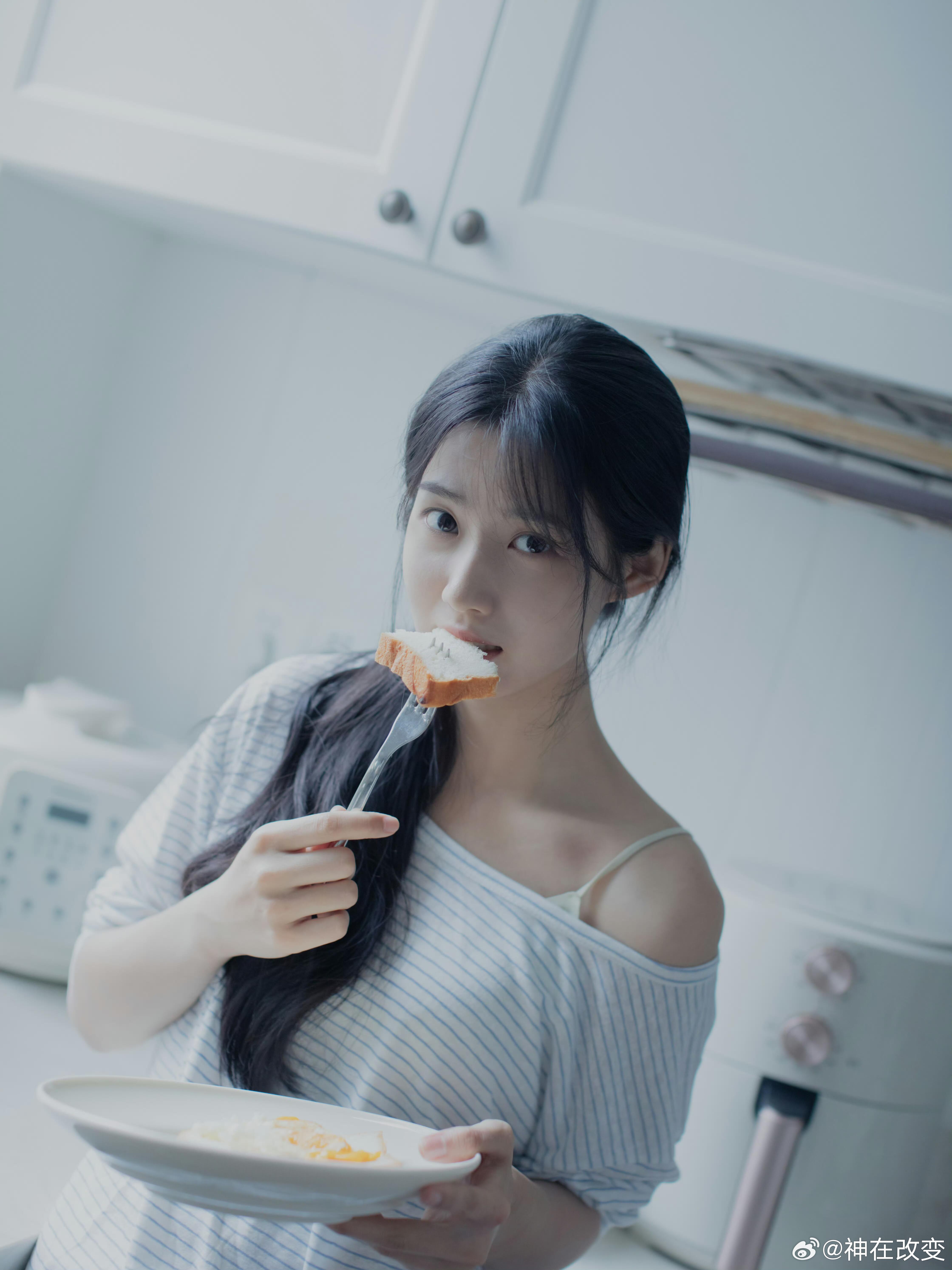 她露脚也算慷慨的，并且很自然，不会刻意展示，照片质量很高卢昱晓｜ 