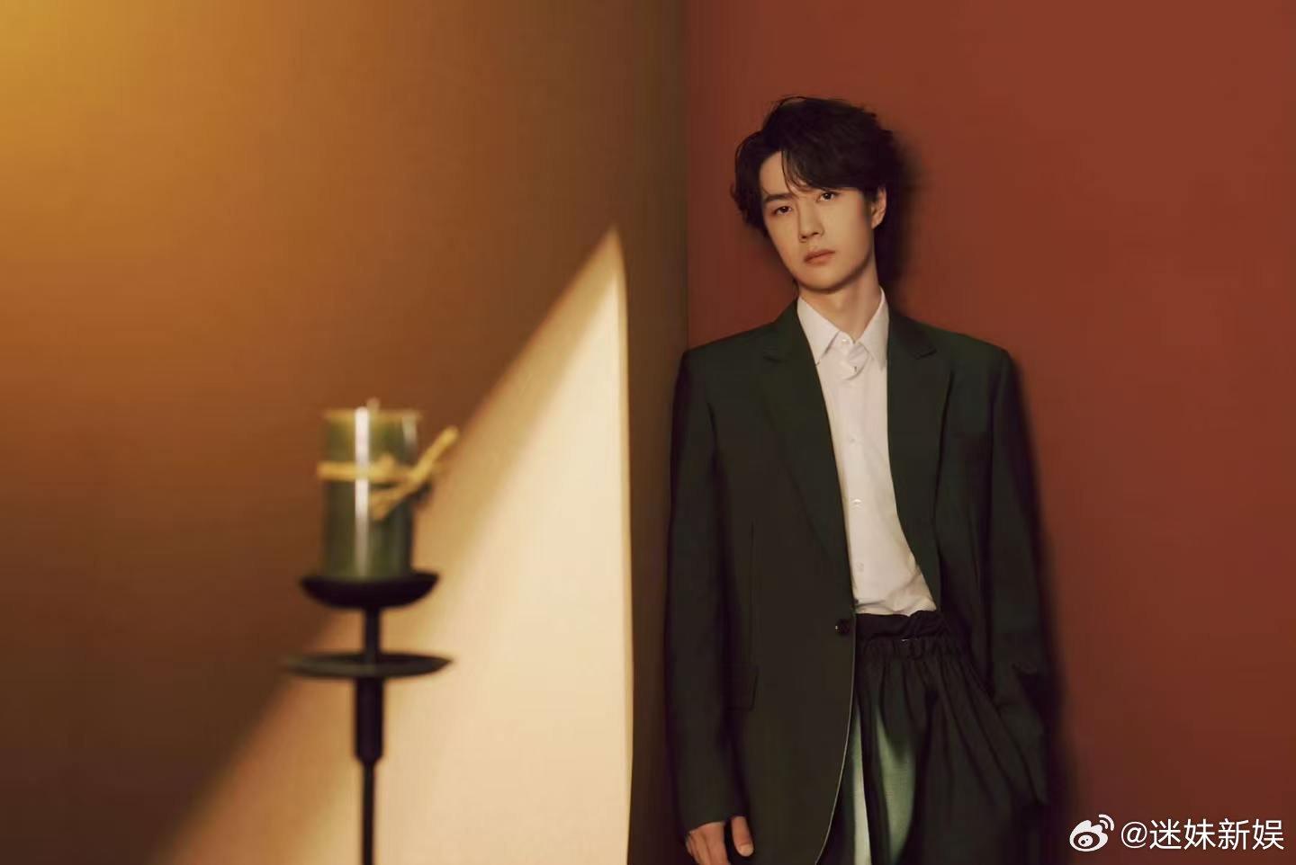 王一博元宵大片王一博墨绿色休闲西装王一博元宵大片，好看， 