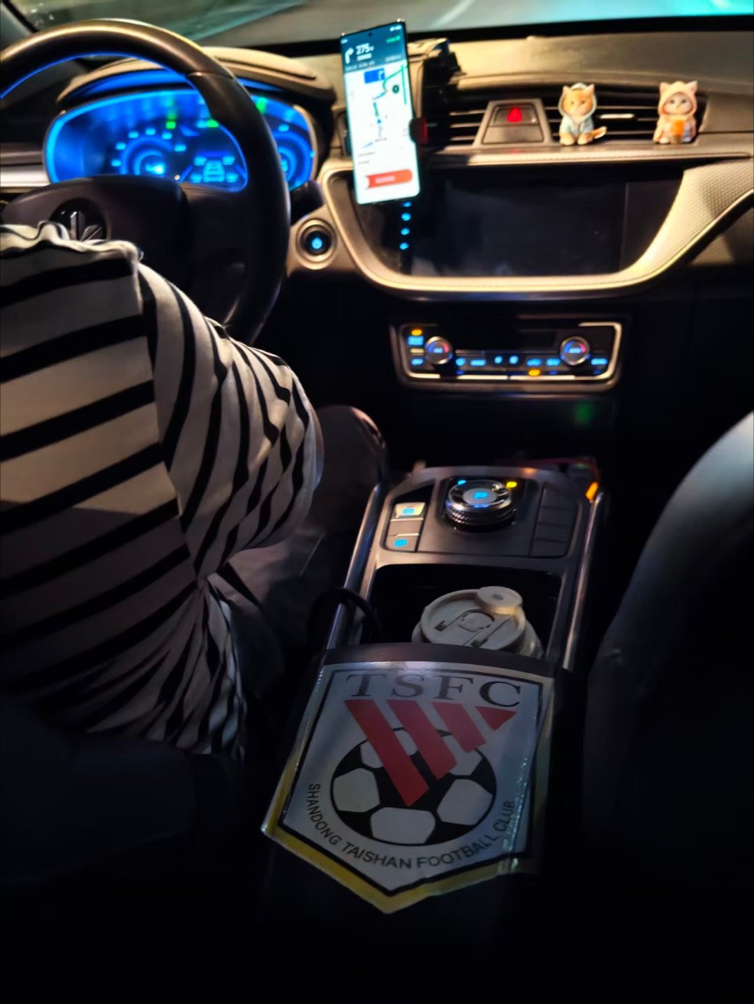 有的球迷撕了队标作别泰山队，有的球迷贴着队标深夜在工作。山东泰山