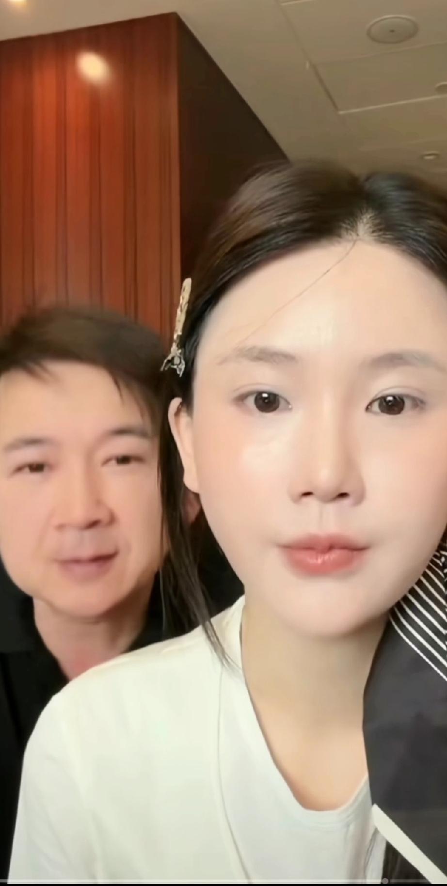 楚玲赖文峰一起合体直播卖牙膏，赖文峰现在像个小跟班似的乖乖配合着楚玲！

赖文峰