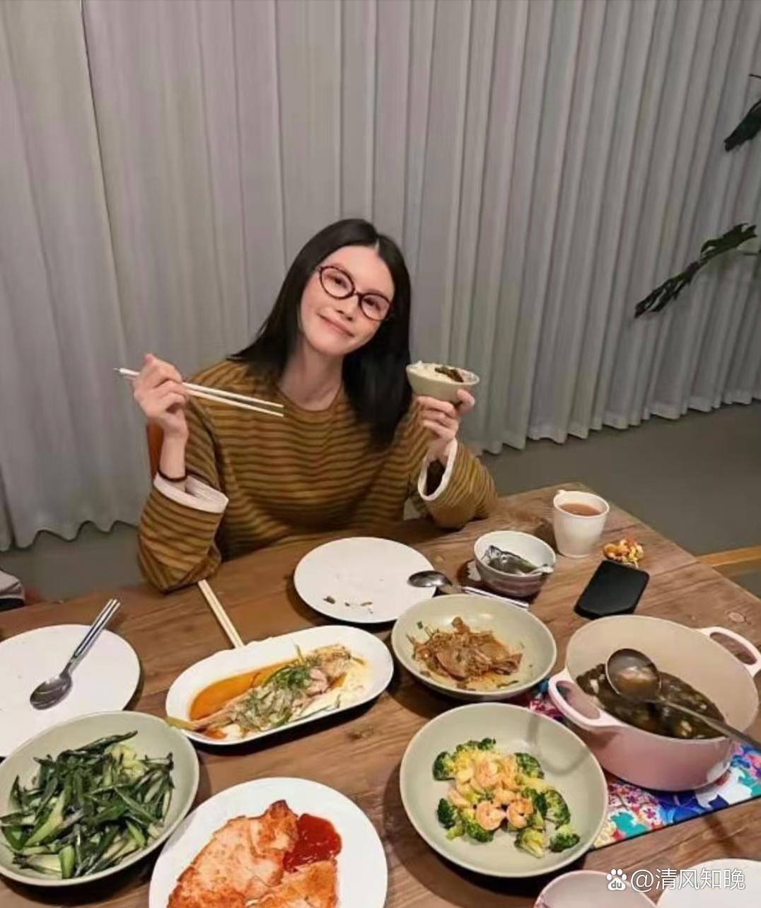 何穗晒出老公陈伟霆做的五菜一汤，甜蜜日常令人羡慕。 