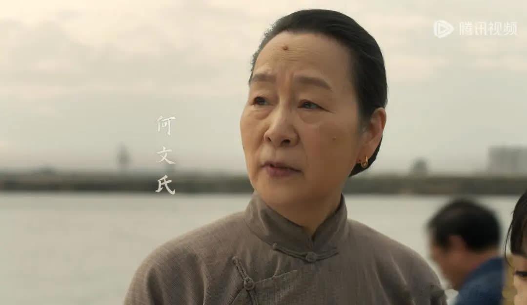 《六姊妹》是一部深挖时代背景，揭示人物内心的伟大作品。奚美娟老师在其中饰演的何文